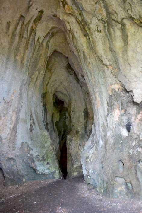 Vulvaförmiger Höhleneingang in der Klausenhöhle bei Essing, Altmühltal, Deutschland, Foto Franz Armbruster