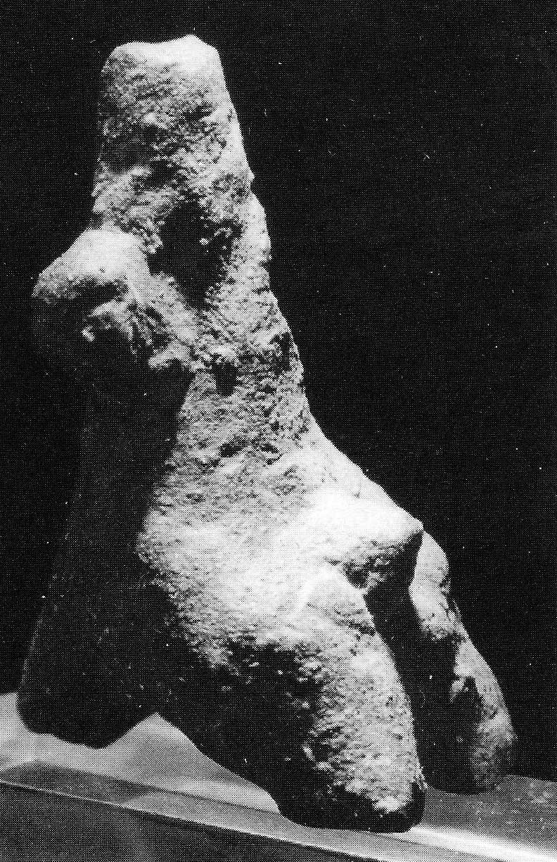 auf einem Hocker sitzender kraftvoller, jugendlicher Gott mit aufgerichtetem Phallus, Porodin, Westmakedonien, ca. 6000 v.u.Z.